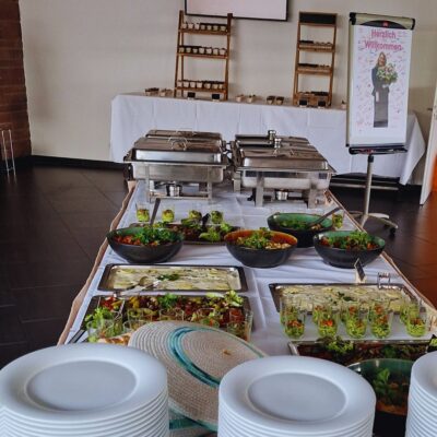 Veganes Eventbuffet mit Salaten, Vorspeisen und Chafing Dishes